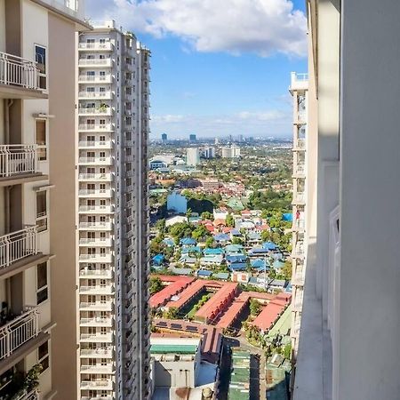 Skyline View Inside A High-Rise Lovely Condo Manila Exterior photo