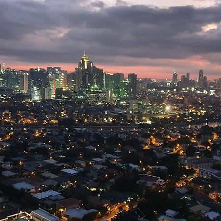 Skyline View Inside A High-Rise Lovely Condo Manila Exterior photo