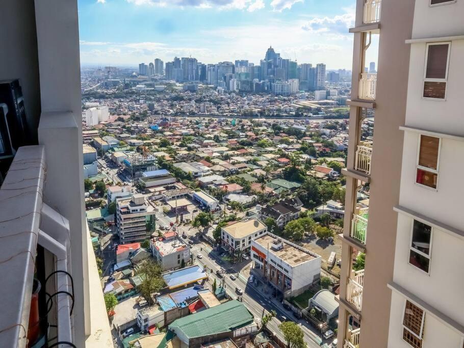 Skyline View Inside A High-Rise Lovely Condo Manila Exterior photo