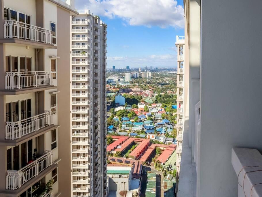 Skyline View Inside A High-Rise Lovely Condo Manila Exterior photo