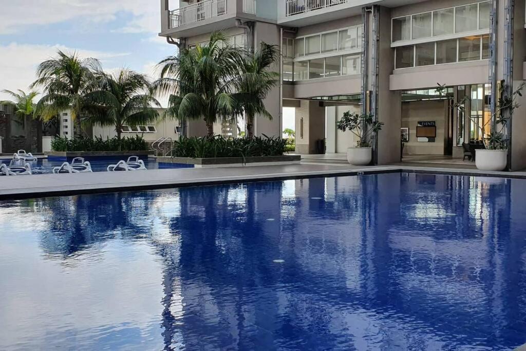 Skyline View Inside A High-Rise Lovely Condo Manila Exterior photo