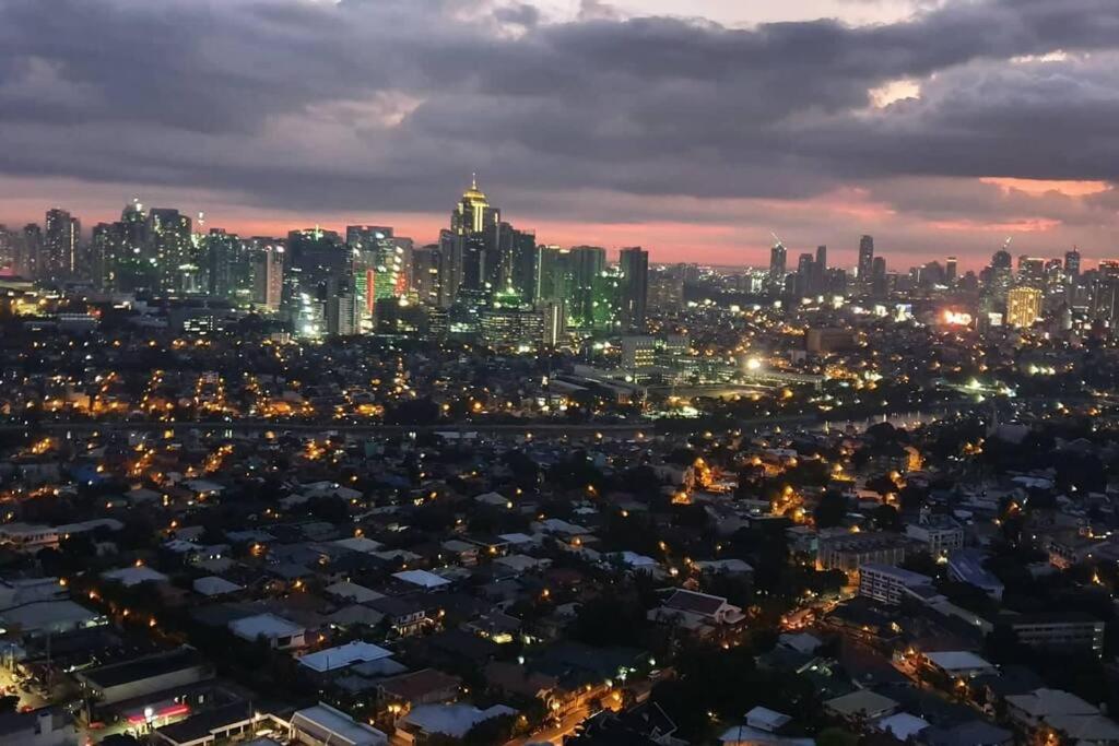 Skyline View Inside A High-Rise Lovely Condo Manila Exterior photo